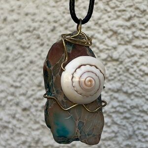 Elegant Shell and Stone Pendant Necklace